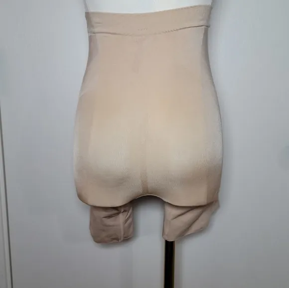 SPANX OnCore Mid-Thigh Shaping Shorts Size Medium